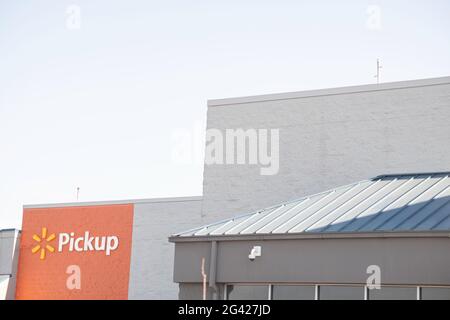 Vidalia, Georgia / USA - 6. Mai 2021: Die Beschilderung von Walmart’s Pick-up Service auf einem Teil ihrer Schaufenster. Stockfoto