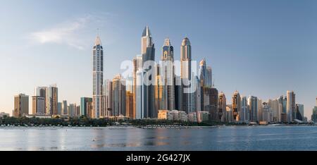 Blick auf den Yachthafen von Dubai vom Palm Jumeirah, Dubai, Vereinigte Arabische Emirate Stockfoto