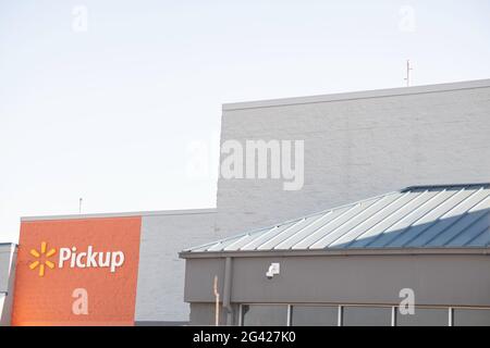 Vidalia, Georgia / USA - 6. Mai 2021: Die Beschilderung von Walmart’s Pick-up Service auf einem Teil ihrer Schaufenster. Stockfoto