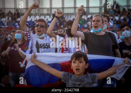 Moskau, Russland. 16. Juni 2021 Russische Fans singen in der Fan Zone während des UEFA Euro 2020 Gruppe B-Spiels zwischen Finnland und Russland, in der Nähe des Luschniki-Stadions in Moskau, Russland Stockfoto