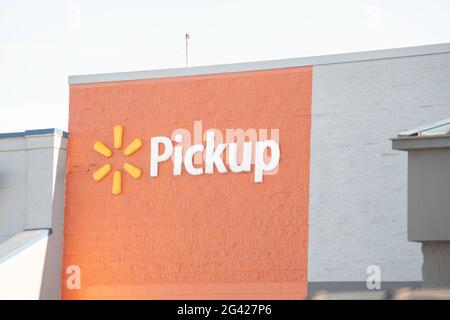 Vidalia, Georgia / USA - 6. Mai 2021: Die Beschilderung von Walmart’s Pick-up Service auf einem Teil ihrer Schaufenster. Stockfoto