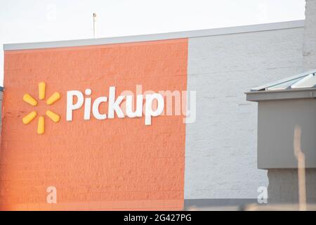 Vidalia, Georgia / USA - 6. Mai 2021: Die Beschilderung von Walmart’s Pick-up Service auf einem Teil ihrer Schaufenster. Stockfoto