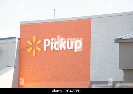 Vidalia, Georgia / USA - 6. Mai 2021: Die Beschilderung von Walmart’s Pick-up Service auf einem Teil ihrer Schaufenster. Stockfoto