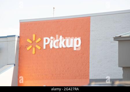 Vidalia, Georgia / USA - 6. Mai 2021: Die Beschilderung von Walmart’s Pick-up Service auf einem Teil ihrer Schaufenster. Stockfoto