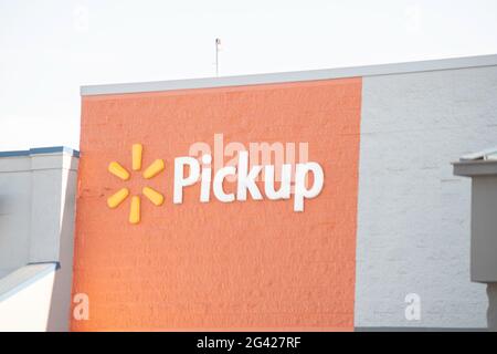 Vidalia, Georgia / USA - 6. Mai 2021: Die Beschilderung von Walmart’s Pick-up Service auf einem Teil ihrer Schaufenster. Stockfoto