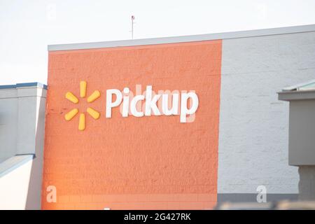 Vidalia, Georgia / USA - 6. Mai 2021: Die Beschilderung von Walmart’s Pick-up Service auf einem Teil ihrer Schaufenster. Stockfoto