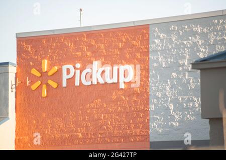 Vidalia, Georgia / USA - 6. Mai 2021: Die Beschilderung von Walmart’s Pick-up Service auf einem Teil ihrer Schaufenster. Stockfoto
