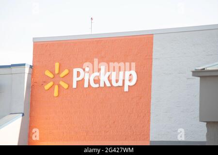 Vidalia, Georgia / USA - 6. Mai 2021: Die Beschilderung von Walmart’s Pick-up Service auf einem Teil ihrer Schaufenster. Stockfoto