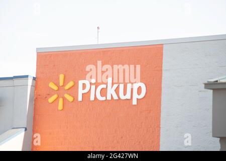 Vidalia, Georgia / USA - 6. Mai 2021: Die Beschilderung von Walmart’s Pick-up Service auf einem Teil ihrer Schaufenster. Stockfoto