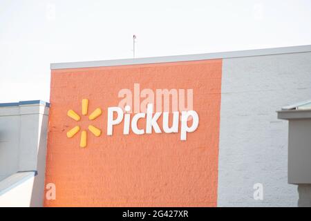 Vidalia, Georgia / USA - 6. Mai 2021: Die Beschilderung von Walmart’s Pick-up Service auf einem Teil ihrer Schaufenster. Stockfoto