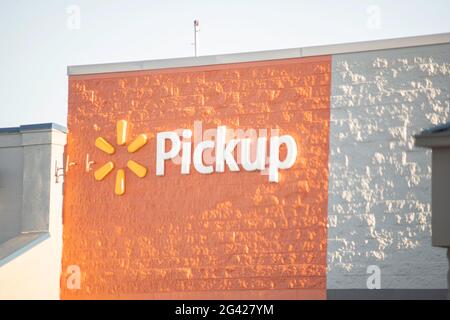 Vidalia, Georgia / USA - 6. Mai 2021: Die Beschilderung von Walmart’s Pick-up Service auf einem Teil ihrer Schaufenster. Stockfoto