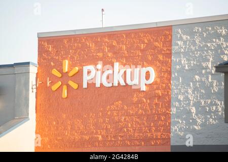 Vidalia, Georgia / USA - 6. Mai 2021: Die Beschilderung von Walmart’s Pick-up Service auf einem Teil ihrer Schaufenster. Stockfoto