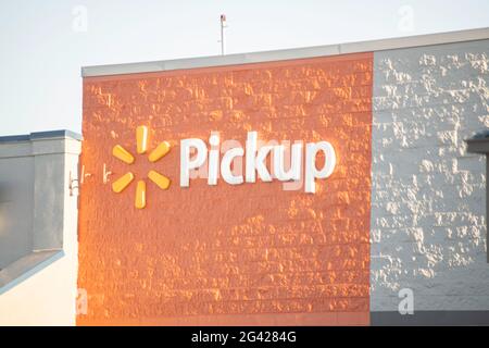 Vidalia, Georgia / USA - 6. Mai 2021: Die Beschilderung von Walmart’s Pick-up Service auf einem Teil ihrer Schaufenster. Stockfoto