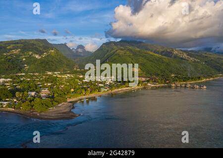 Luftaufnahme des Tahiti Ia Ora Beach Resort (verwaltet von Sofitel) mit Überwasser-Bungalows und Bergen dahinter, in der Nähe von Papeete, Tahiti, Windward Islands, Stockfoto