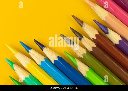 Bereit zum Zeichnen Konzept Hintergrund, Farbstifte auf gelben Tisch Hintergrund Stockfoto