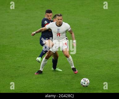 London, Großbritannien. Juni 2021. John McGinn aus Schottland stellt sich während des UEFA-Europameisterschaftsspiel im Wembley Stadium, London, gegen Kalvin Phillips aus England. Bildnachweis sollte lauten: David Klein / Sportimage Stockfoto