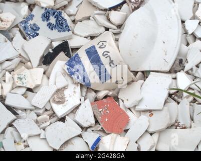 Verstreute zerbrochene Keramik, die als Entwässerung verwendet wird. Stockfoto