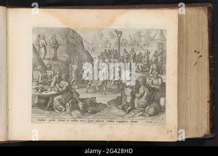 Tanz um das goldene Kalb; Gheschiedisis Israelels in der Woestyne; Moses-Geschichte nach dem Exodus; Den Grooten Figuer Bibel (...). Das jüdische Volk tanzt und musiziert um eine Säule mit dem goldenen Kalb. Im Vordergrund wird ein Festmahl gegessen. Auf der linken Seite auf einem Hügel bricht Mose die Gesetzentafeln nieder. Unter der Show eine Referenz in Latein auf den Bibeltext in ex. 32: 1. Dieser Druck ist Teil eines Albums. Stockfoto