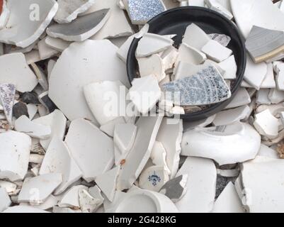 Verstreute zerbrochene Keramik, die als Entwässerung verwendet wird. Stockfoto