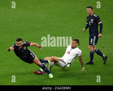 London, Großbritannien. Juni 2021. John McGinn aus Schottland wurde von Kalvin Phillips aus England während des UEFA-Europameisterschaftsspiel im Wembley Stadium, London, angegangen. Bildnachweis sollte lauten: David Klein / Sportimage Stockfoto