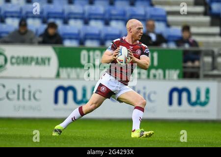 John Bateman (13) von Wigan Warriors in Aktion Stockfoto