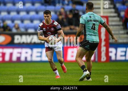 John Bateman (13) von Wigan Warriors in Aktion Stockfoto