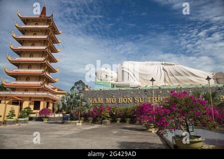 Riesige liegende Buddha-Statue an der Vinh Trang Pagode, My Tho, Tien Giang, Vietnam, Asien Stockfoto