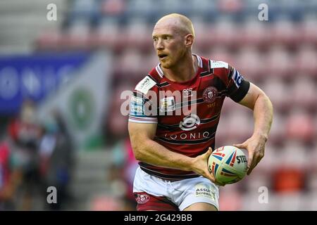 John Bateman (13) von Wigan Warriors in Aktion Stockfoto