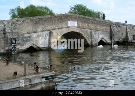 Blick von der Brücke bei Potter Heigham Stockfoto