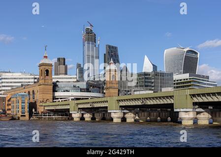 LONDON, UK - 11. März: Blick entlang der Themse gegenüber der City von London am 11. März 2019 Stockfoto