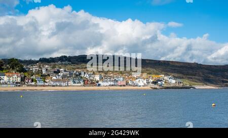 Blick auf Lyme Regis von der Hafeneinfahrt Stockfoto