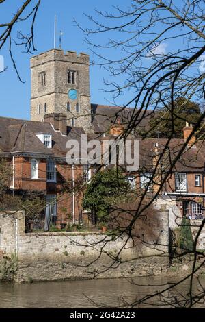 AYLESFORD, KENT/UK - MÄRZ 24 : Blick auf das Chequers-Haus und die St. Peter's Kirche in Aylesford am 24. März 2019. Unidenti Stockfoto