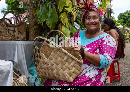 Porträt einer tahitischen Frau mit einer Tasche, die traditionell aus Pandanusfasern gewebt wurde, auf einem Kulturfestival, Papeete, Tahiti, Windward Islands, French Pol Stockfoto