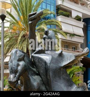 MARBELLA, Andalusien/Spanien - Juli 6: Trajano Reiten eine Pferd Statue von Salvador Dali in Marbella Spanien am 6. Juli 2017 Stockfoto