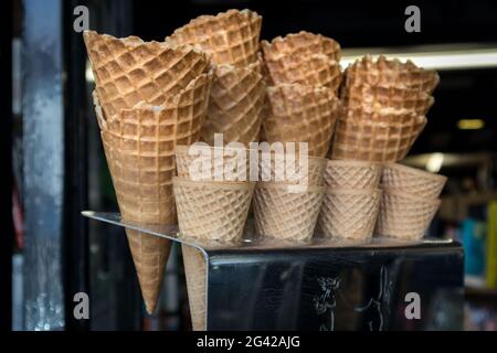 EAST GRINSTEAD, WEST SUSSEX/UK - 3. JULI: Eistüten außerhalb ein Shop in East Grinstead am Juli 03, 2018 Stockfoto