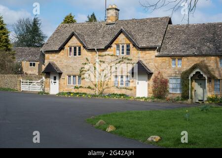 Malerische Aussicht auf Lower Slaughter Dorf in den Cotswolds Stockfoto