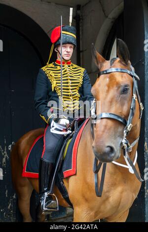 LONDON - 30 Juli: Kings Troop Royal Horse Artillery in Whitehall London am 30. Juli 2017. Unbekannter Mann Stockfoto