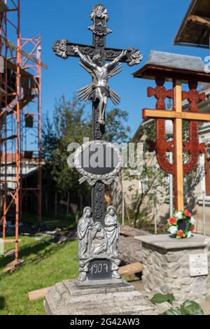 CAMPULUNG MOLDOVENESC, TRANSYLVANIA/RUMÄNIEN - SEPTEMBER 18 : Kreuz vor einer griechisch-orthodoxen Kirche, die in Campulung renoviert wird Stockfoto