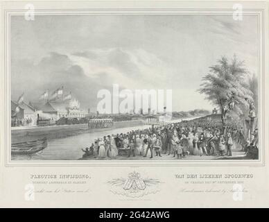 In Widmung, Van den IJzeren Bahn zwischen Amsterdam und Haarlem am Freitag, 19. September 1839. Vorderseite des Bahnhofs im Haarlemmer Trekvaart in Amsterdam. Feierliche Einweihung der ersten niederländischen Eisenbahnstrecke zwischen Amsterdam und Haarlem vom Hollandsche IJzeren Spoorweg-Maatschappij am 19. September 1839. Links der Zug am Bahnhof d'One Hundred Roe, mitten in Haarlemmertrekvaart, im Vordergrund eine große Gruppe von Zuschauern. Am Boden einer Vignette mit den Waffen von Amsterdam und Haarlem, die in einer (Dampf-)Wolke ruhen. Stockfoto