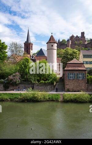 Die Tauber fliesst sanft an der Altstadt mit dem Roten Turm am Faultor, der Stiftskirche und Schloss Wertheim, Wertheim, Spessart-Mai vorbei Stockfoto