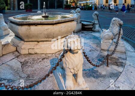 BERGAMO, Lombardei/Italien - 25 Juni: Brunnen in Piazza Vecchia Bergamo am 25. Juni 2017. Nicht identifizierte Personen Stockfoto