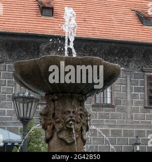 Brunnen an der Staatlichen Burg- und Schlosskomplex von Cesky Krumlov Stockfoto