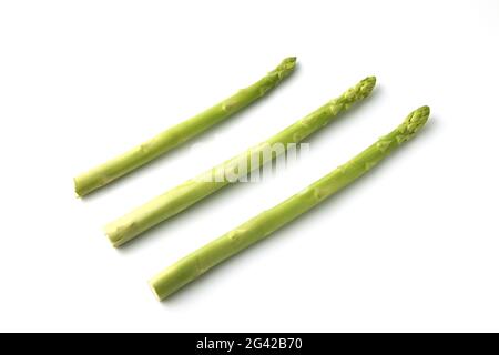 grüner Spargel isoliert auf weißem Hintergrund Stockfoto