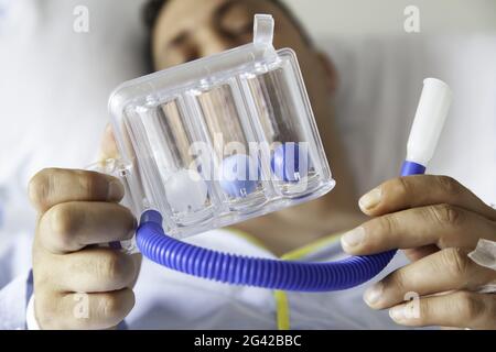 Patienten-Atemtherapie mit Perlen, Lungenentzündung und Lunge, copd Stockfoto