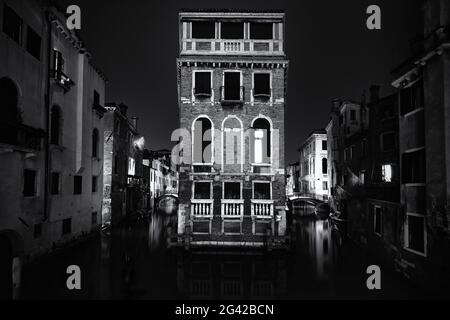 Blick auf den Palazzo Tetta bei Nacht in San Marco, Venedig, Venetien, Italien, Europa Stockfoto