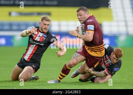 Huddersfield, Großbritannien. 18. Juni 2021 - Josh Jones (13) von Huddersfield Giants wurde von Harvey Livett (20) von Salford Red Devils während der Rugby League Betfred Super League Huddersfield Giants gegen Salford Red Devils im John Smith's Stadium, Huddersfield, UK Dean Williams/Alamy Live News angegangen Stockfoto