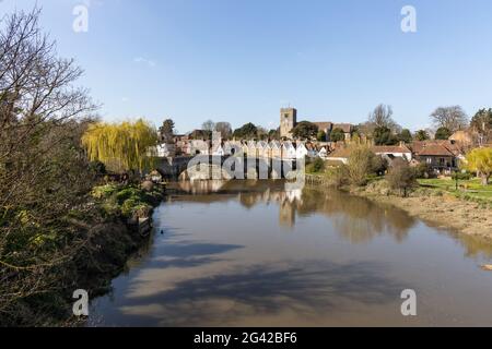 AYLESFORD, Kent/UK - MÄRZ 24: Blick aus dem 14. Jahrhundert Brücke und St. Peter's Kirche in Aylesford am 24. März 2019 Stockfoto