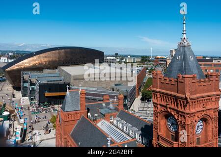 CARDIFF/UK - 27. August: Blick auf die Skyline in Cardiff am 27. August 2017, nicht identifizierte Personen Stockfoto