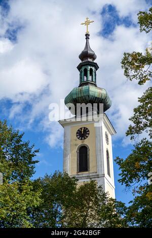 ATTERSEE, SALZKAMMERGUT/ÖSTERREICH - SEPTEMBER 18 : Blick auf die Pfarr- und Wallfahrtskirche Maria Attersee Turm in Attersee auf S Stockfoto