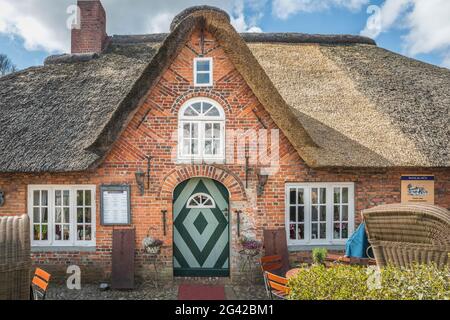 Altes Reetdachhaus in St. Peter Dorf, St. Peter-Ording, Nordfriesland, Schleswig-Holstein Stockfoto